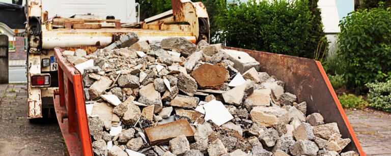 Containerdienst, Kies/Sand und Arbeitgeber mit Zukunft in Alfeld | EIn voller mobiler Bauschuttcontainer wird von einem LKW abhegolt