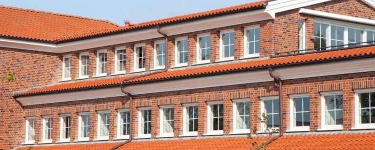 Dachsanierung Münster | Eine frisch sanierte Fassade eines Hauses mit neuem Dach