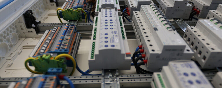 Dein Fachmann rund um das Thema Elektroinstallation in Extertal | Elektroinstalltion an einer Platine mit Steckern und Schaltern