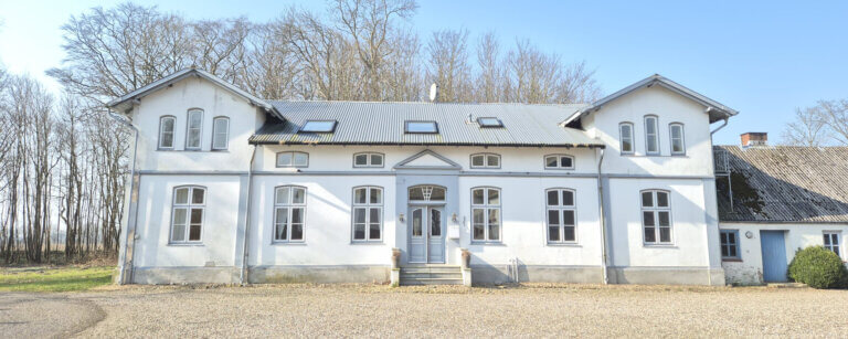 Resthof kaufen in Schleswig Holstein | Eine frontale Aufnahme eines gut aussehenden Resthofes