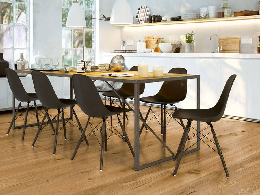 Parkett schleifen in Hannover | Tisch mit Stühlen auf Parkett