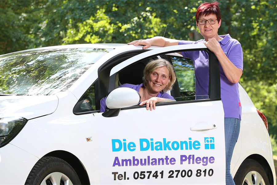 Diakonisches Werk Lübbecke | Zwei Krankenpflegerinnen unterwegs als Ambulante Pflege der Diakonie Lübbecke