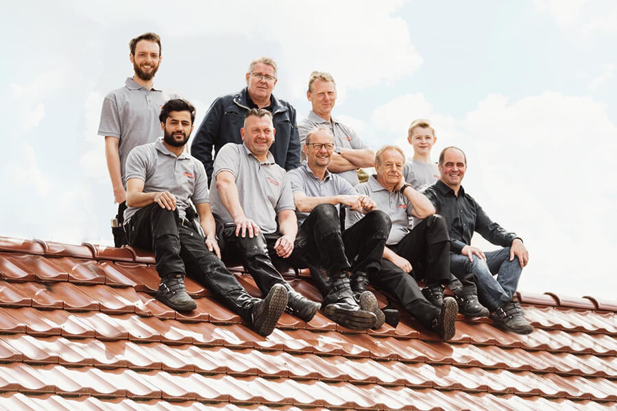 Dachsanierung Münster | Das Team der Kornmüller Bedachung GmbH auf einem sanierten Dach