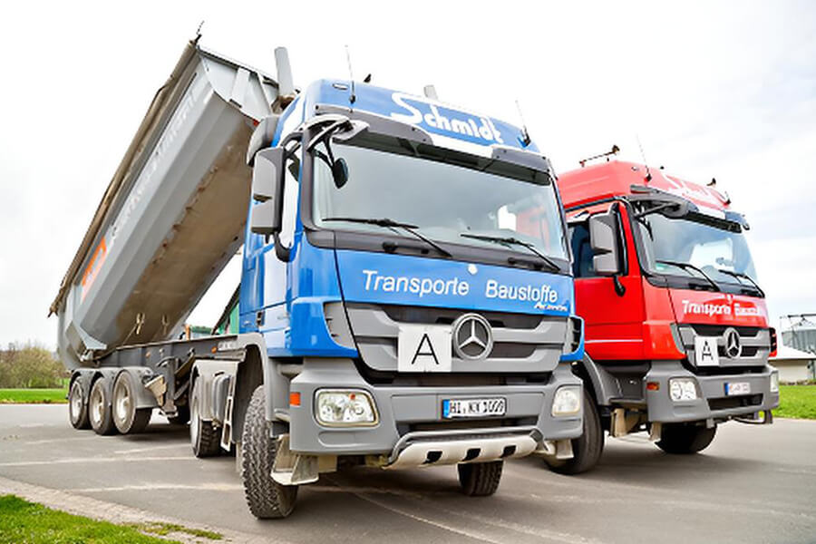 Containerdienst, Kies/Sand und Arbeitgeber mit Zukunft in Alfeld | Lieferung von Sand und Kies mit zwei LKW, die eine hydraulische Ladefläche haben