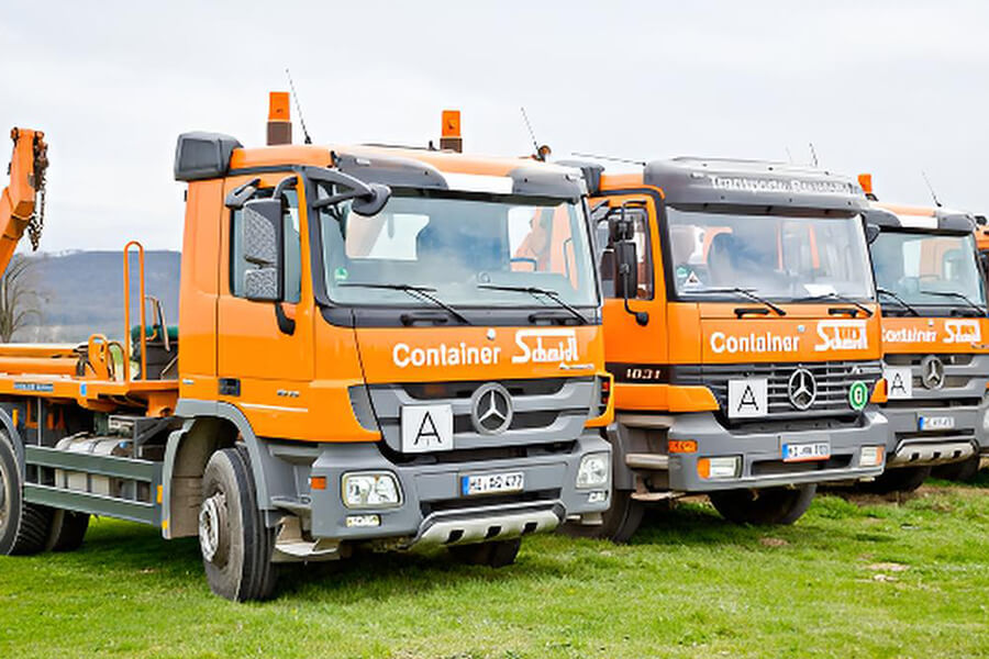 Containerdienst, Kies/Sand und Arbeitgeber mit Zukunft in Sarstedt | LKWs der Schmidt Containerdienst GmbH mit Containern auf der Ladefläche