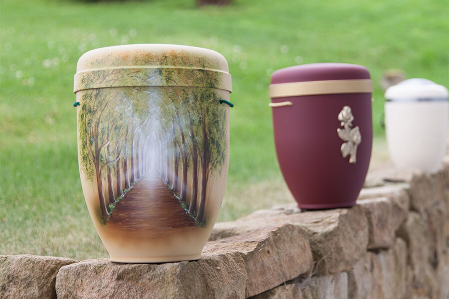 Bestattungsvorsorge Lübbecke | Verzierte Urnen von Brauns Bestattungen
