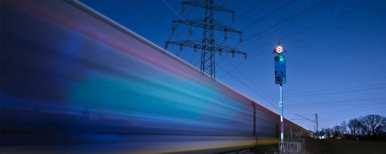 Multimodale Logistik in Karlsruhe | Bahn rauscht an der Haltestation vorbei