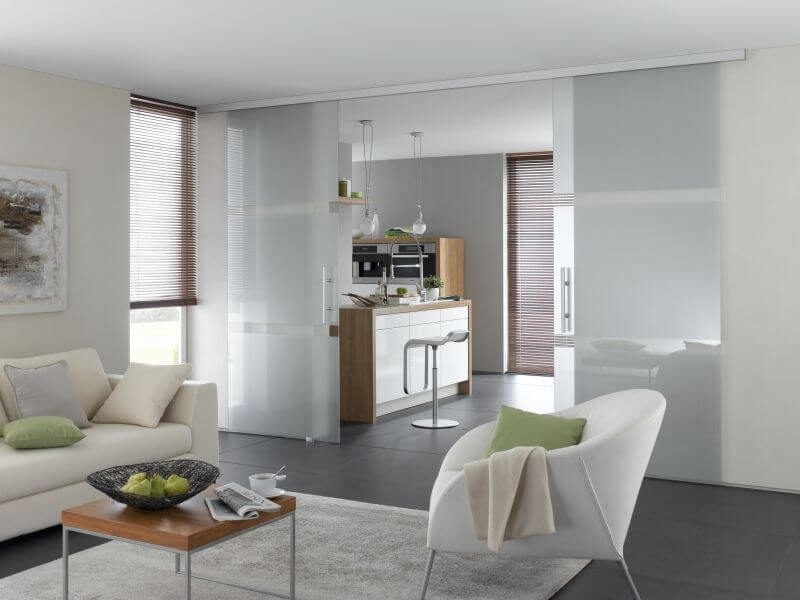 Glaser in Trittau | Wohnzimmer mit Durchgangstüren aus Glas zur Küche