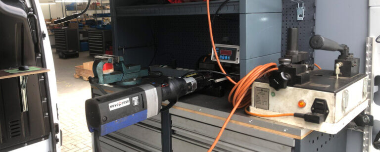 Pressgeräte Service München | Pressmaschine zur Reparatur und Wartung in der Werkstatt von Elektro Hoesmann