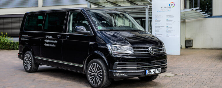 Krankenfahrten / Krankentransport / Krankenbeförderung Ahaus | Ein VW Transporter wartet vor dem Klinikum Westmünsterland auf eine Krankenfahrt