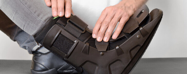 Orthopädietechnik in Höxter | Individuell einstellbare Orthese wird am Fuß eines Patientin fixiert