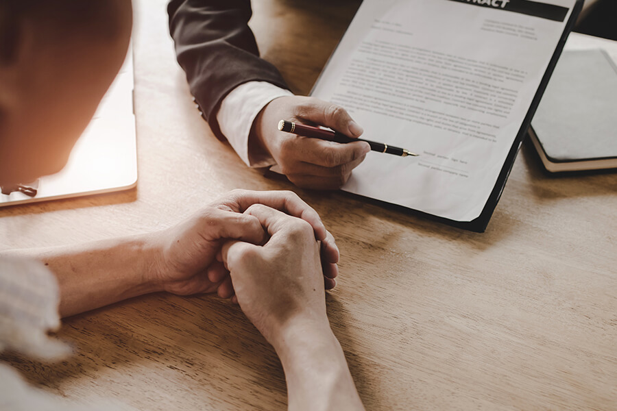 Rechtsklarheit beginnt hier - Ihr Notar in Zeven | Rechtsberater, Notar bspricht Vertragsunterlagen am Schreibtisch mit Mandant