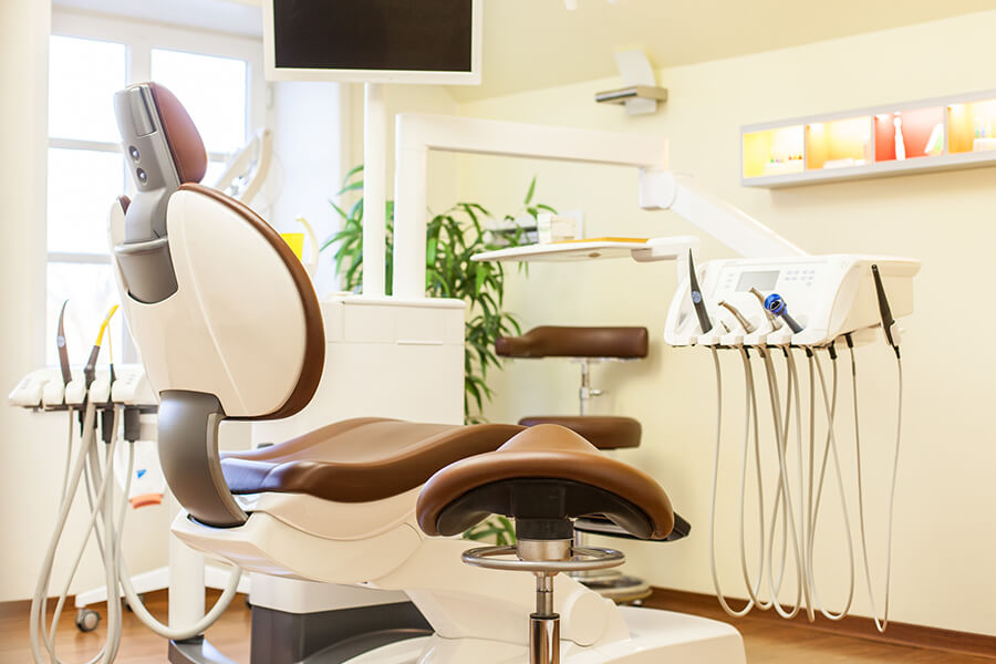 Implantologie Diepholz | Zahnarztstuhl mit passenden Werkzeugen der Praxis Dr. Arnd Joachims