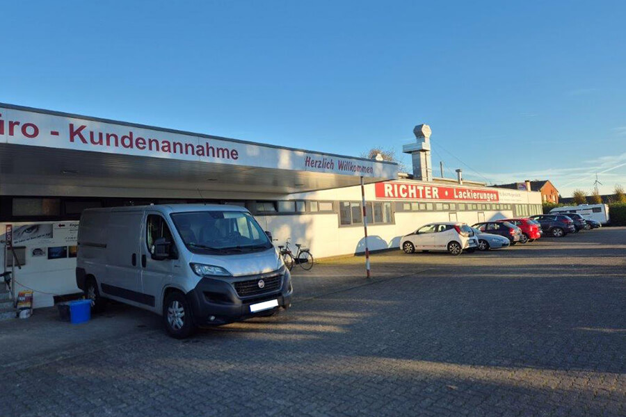 Unfallinstandsetzung von Fahrzeugen und Fahrzeuglackierungen in Coesfeld | Kundenannahme auf dem Hof von Richter Lackierungen GmbH mit ein paar Fahrzeugen