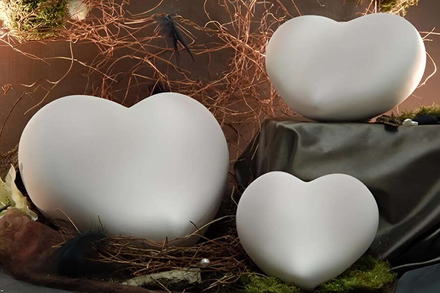 Tierbestatter Bonn | Drei herzförmige, weiße Tierurnen