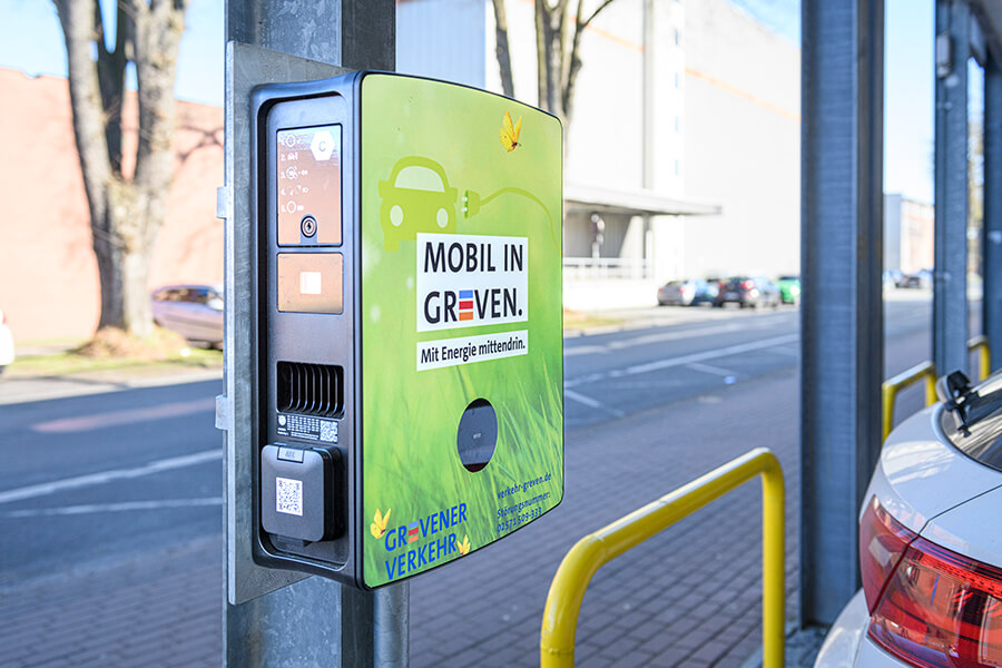 E-Mobilität & E-Car Sharing Greven | Eine E-Ladesäule der Stadtwerke Greven GmbH am Parkhaus beim Bahnhof Greven