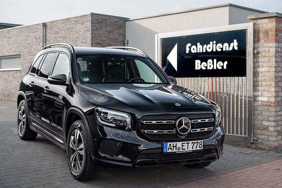 Krankenfahrten / Krankentransport / Krankenbeförderung Ahaus | Ein schwarzer Mercedes GLB, genutzt als Transferfahrzeug, steht vor dem Haus von Fahrdienst Beßler