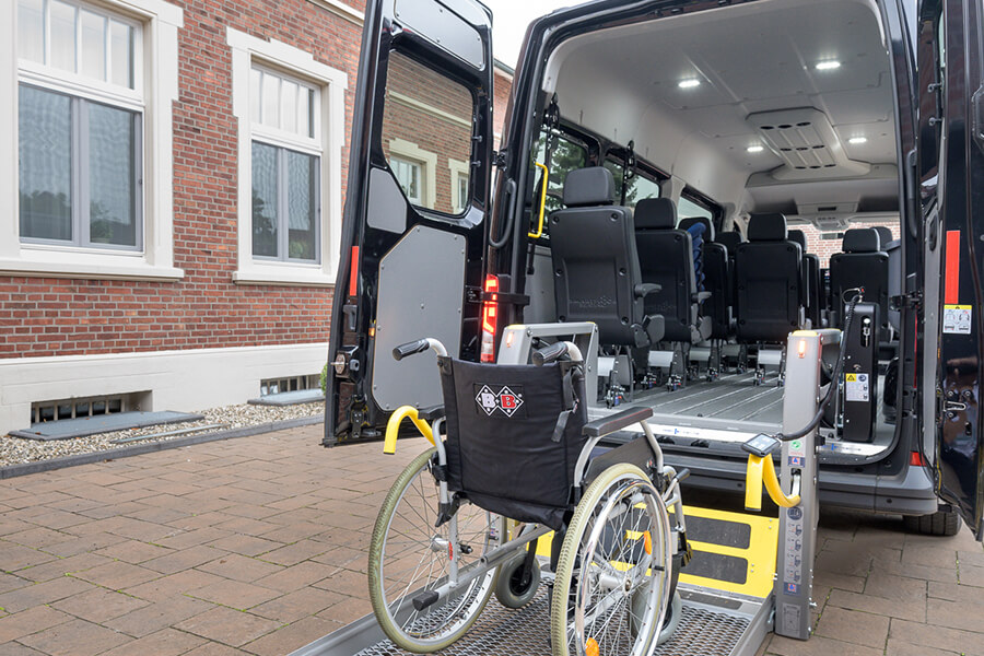 Krankenfahrten / Krankentransport / Krankenbeförderung Ahaus | Ein Transporter vom Fahrdienst Beßler lädt gerade einen Rollstuhl mit der Rollstuhlrampe auf