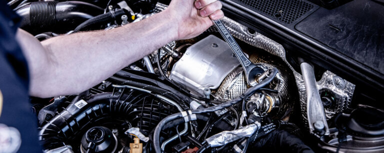 KFZ Mechatroniker Jobs Buxtehude | Ein Mechaniker führt präzise Wartungsarbeiten am Motor durch, um die Leistung und Zuverlässigkeit des Fahrzeugs sicherzustellen.