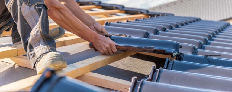 Dachdecker Hann. Münden | Bau eines Dachs mit Keramikziegeln