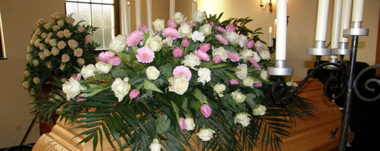 Bestattungsvorsorge Staufenberg | Dekorierter Sarg in Trauerhalle