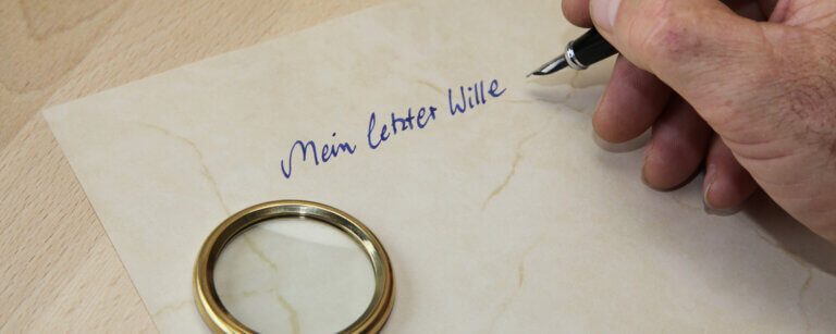 Bestattungsvorsorge Eutin | Eine handschriftliche Testamentsaufsetzung symbolisiert die persönliche Auseinandersetzung mit dem eigenen Erbe und rechtlichen Vorsorgemaßnahmen