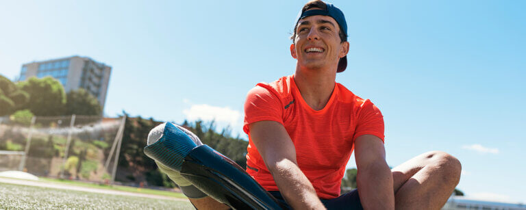 Orthopädie Bremen | Beeinträchtigter Sportler dehnt sich mit Beinprothese.