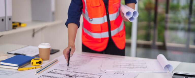 Tragwerksplanung Hildesheim bei Hannover | Ein Bauingenieur prüft Entwürfe für ein Bauprojekt und stellt die Weichen für eine wirtschaftliche Umsetzung