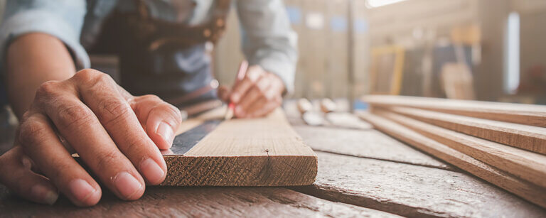 Tischlerarbeiten in Buxtehude | Präzise Holzbearbeitung im Handwerksbetrieb – die sorgfältige Markierung sorgt für exakte Maße und hochwertige Ergebnisse
