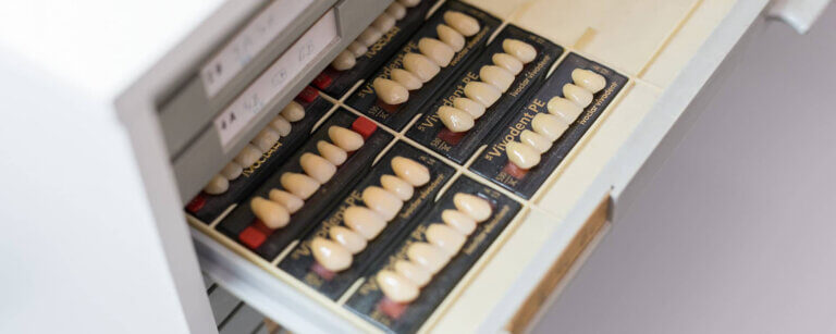 Implantate Nordhorn | Präzise Auswahl von Zahnfarben aus einer professionellen Zahnfarbpalette zur Herstellung von Implantaten und Zahnersatz