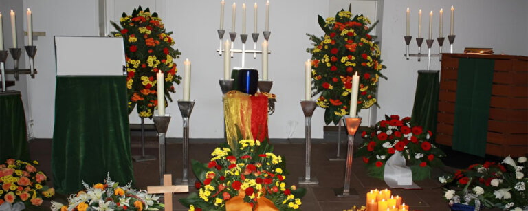 Feuerbestattungen Hamburg | Urnenpodest mit Dekoration in der Trauerhalle