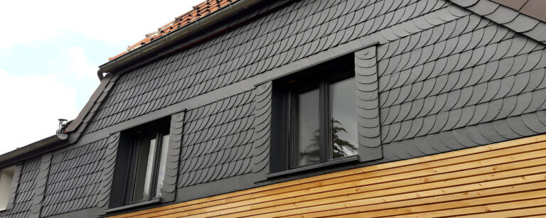 Dachdeckermeister im Harz | Blick auf Hausfassade und Dach