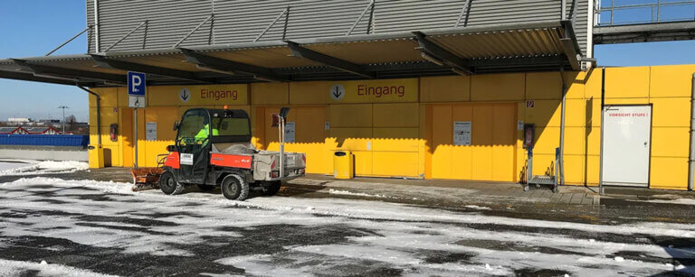 Winterdienst Hamburg | Kleines Räumfahrzeug von Winterdienst Lorenz im Einsatz bei Schnee.