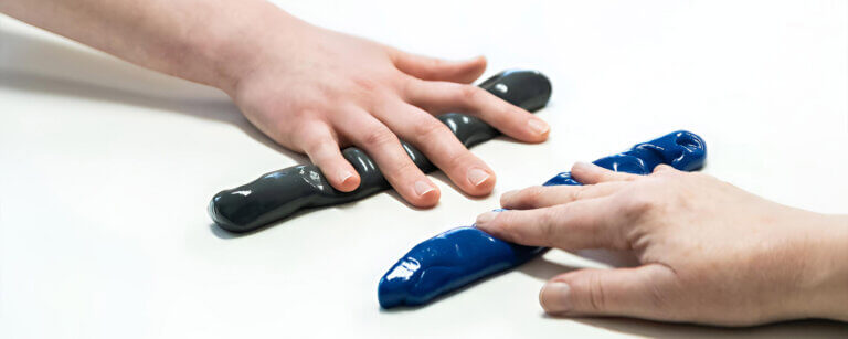 Ergotherapie Hamburg | Therapie der Hände durch Knetstangen