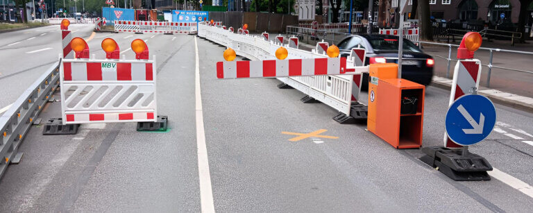 Baustellen- und Verkehrsabsicherung Hamburg | Umfassende Absperrungen und Warnleuchten an einer Baustelle in Hamburg, organisiert von der Gebr. Jungjohann MBV oHG