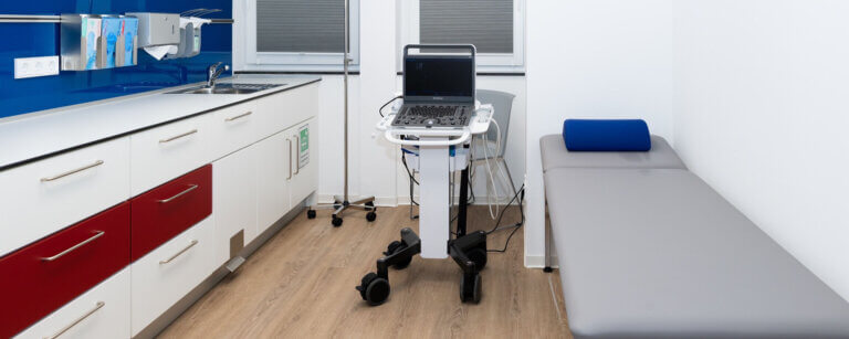 Diabetologie Osterholz-Scharmbeck | Ultraschallgerät und Diagnostikbereich bei der Diabetologie OHZ