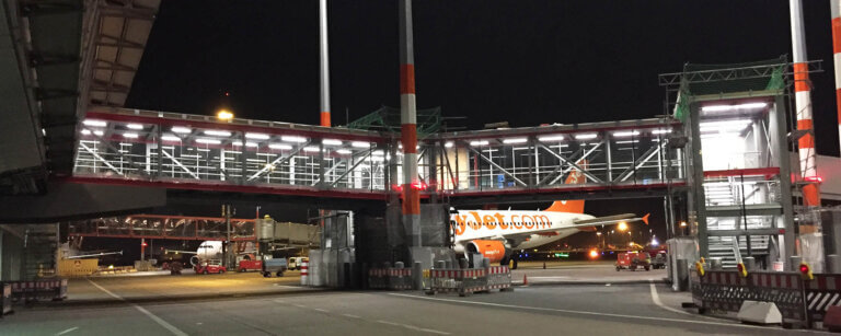 Stahlbau Barsbüttel | Stahlkonstruktion als Flugbrücke auf einem Flughafen