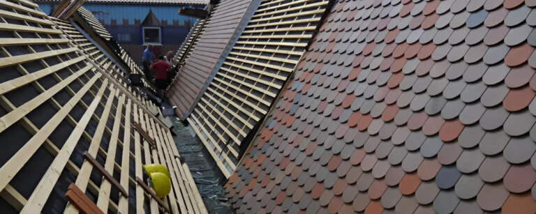 Dachsanierung in Haren (Ems) | Bau eines Biberschwanzdaches mit Holzschindeln von Schulte Dachdecker