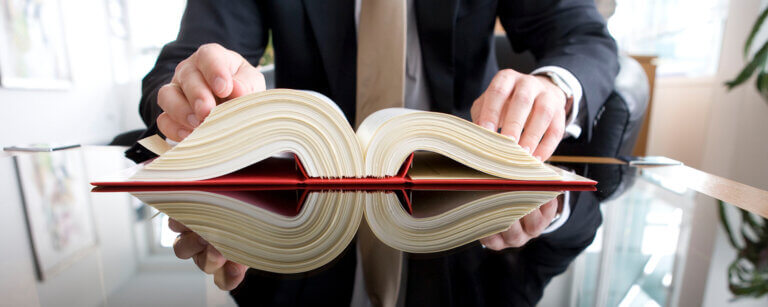 Wirtschaftsrecht Bremen | Anwalt mit Buch