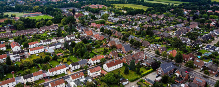 Dachsanierung Nordhorn | Blick aus der Vogelperspektive auf Häuserdächer