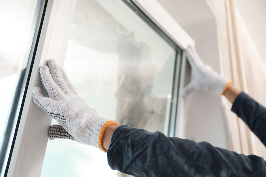 Tischlerarbeiten in Buxtehude | Einsetzen eines Fensterrahmens