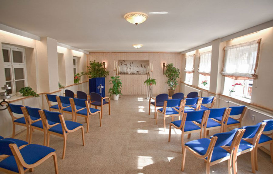 Bestattungen Staufenberg | Der Verabschiedungsraum von Würdige Bestattungen Gebr. Hoffmann bietet Platz für ca. 30 Personen