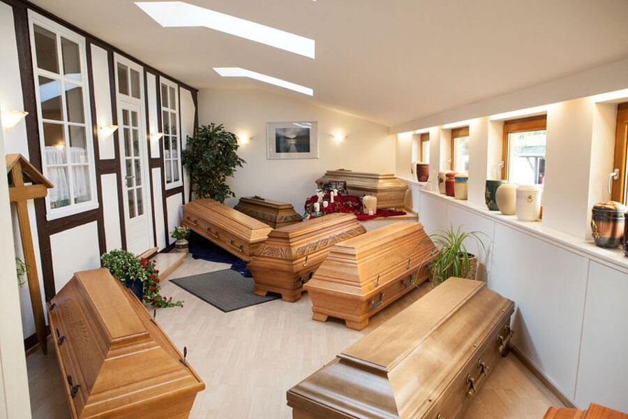 Bestattungen Staufenberg | Der Ausstellungsraum von Würdige Bestattungen Gebr. Hoffmann in Staufenberg bietet Ihnen eine kleine Auswahl an Särgen und Urnen.