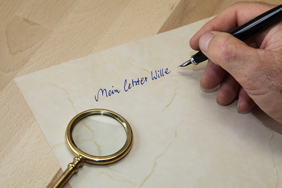 Bestattungsvorsorge Uplengen | Eine handschriftliche Anfertigung des letzten Willens unterstreicht die persönliche Bedeutung der Testamentsgestaltung
