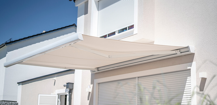 Markisen und Rollläden Ellerau | Außenmarkise für Sonnenschutz an einem modernen Haus