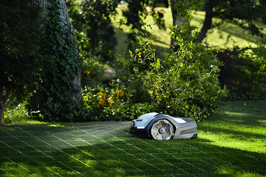 Mähroboter Hildesheim | Moderne Mähroboter navigieren auch in verwinkelten Gärten sicher und zuverlässig