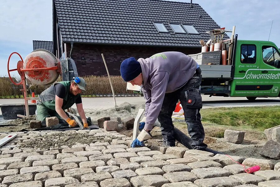 Garten- und Landschaftsbau Hamburg | Das Schwormstedt-Team verlegt Natursteinpflaster mit Präzision und Erfahrung