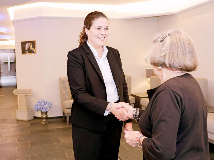 Bestattungsvorsorge Lilienthal | Einfühlsame Begrüßung durch Frau Tielitz schafft Vertrauen und sorgt für persönliche Betreuung bei der Trauerbegleitung.