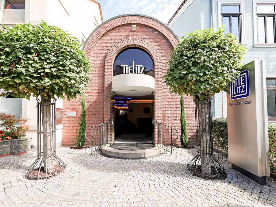 Bestattungsvorsorge Lilienthal | Eingangsbereich des Beerdigungs-Institut Tielitz oHG mit markanter Architektur.