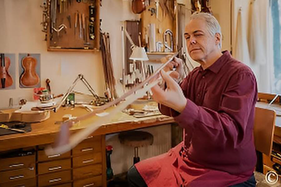 Geigenbau Hamburg | Geigenbaumeister Stefan Sielaff prüft jedes Teil sorgfältig auf seine Klangeigenschaften
